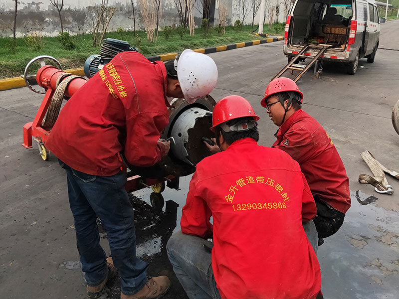 1638195232617703.jpg DN500循環(huán)水管道帶壓開孔順利完成!2.jpg