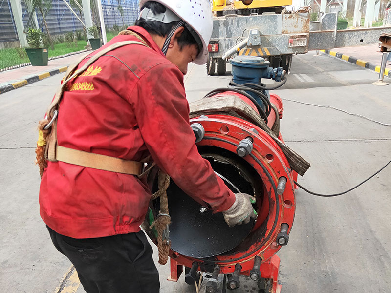 DN600煤氣管道帶壓開孔順利完成！3.jpg